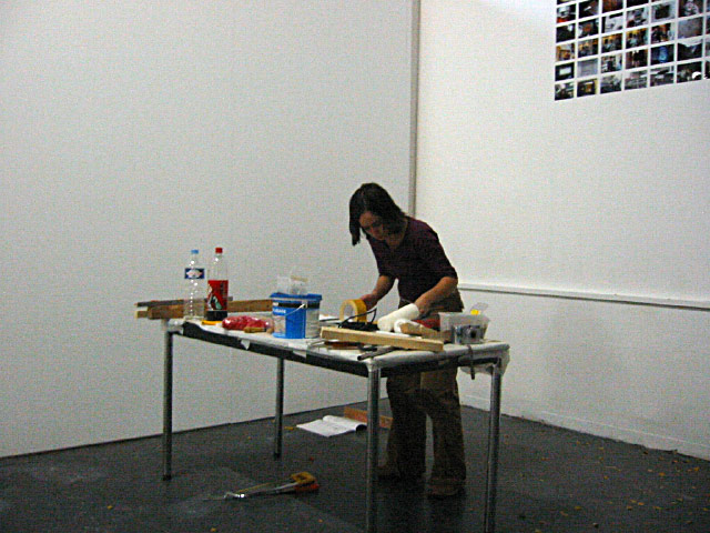 Emilie se charge de coller les photos au mur