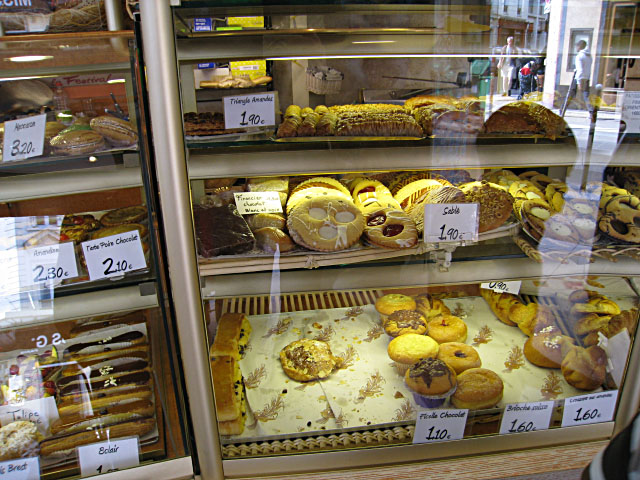 Je vais à la boulangerie
