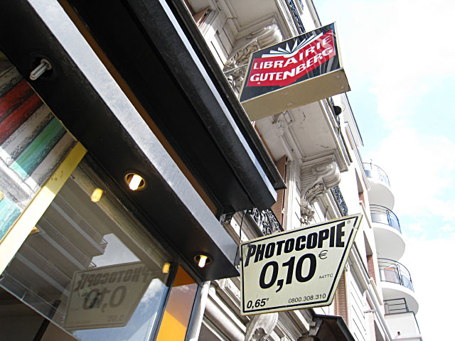 Charlotte entre dans une librairie
