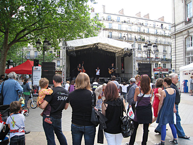 Il y a un concert sur la place