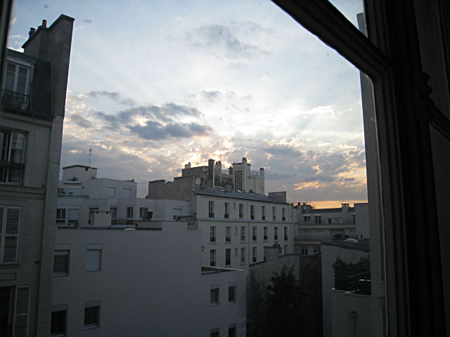 Je regarde à la fenêtre