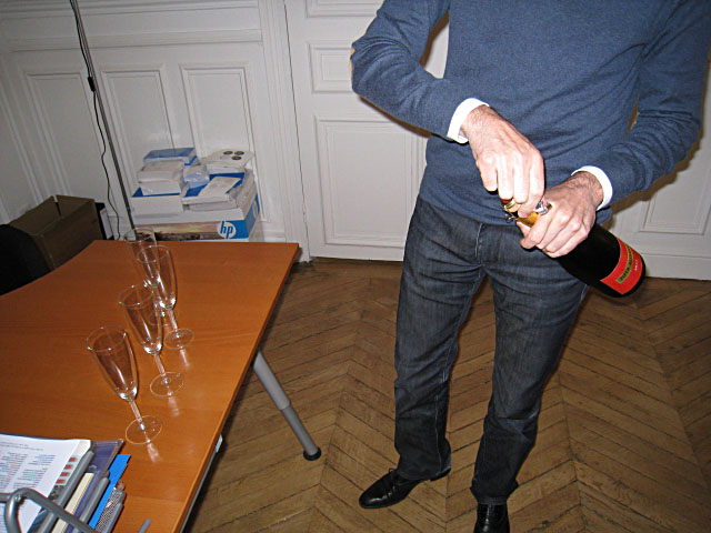 Vincent ouvre du champagne pour fêter la sortie du site