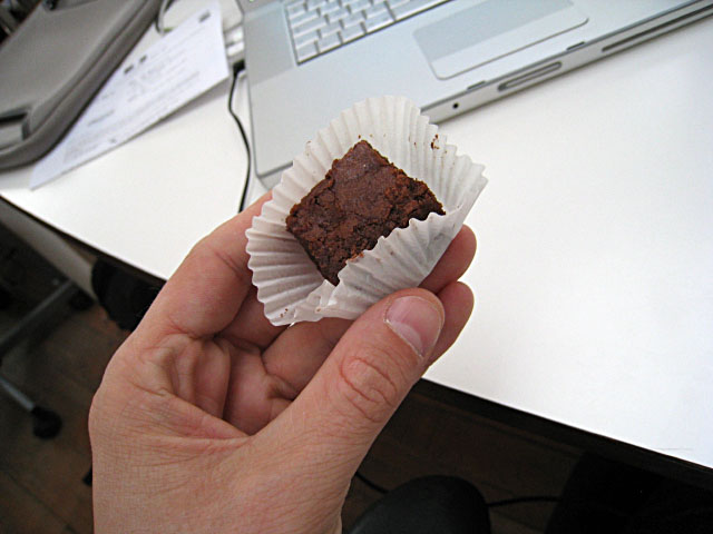 Edouard m'offre un petit gateau au chocolat