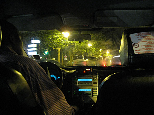 Nous prenons un taxi
