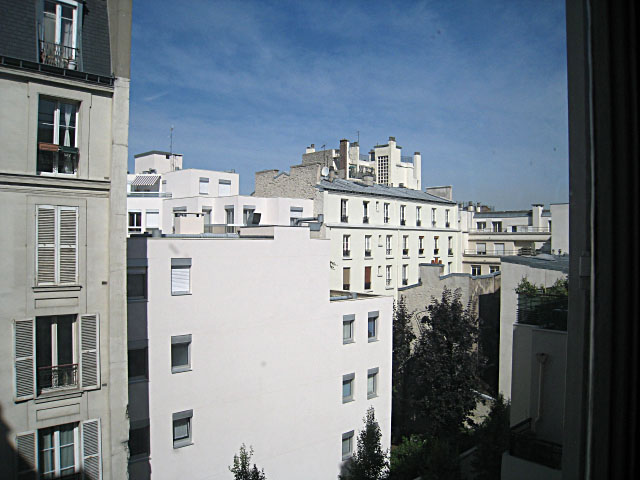 Je regarde à la fenêtre