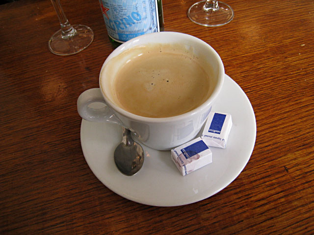 Je bois un café