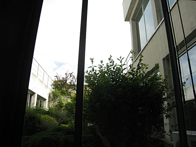 Je regarde à la fenêtre