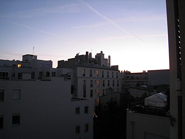 Je regarde à la fenêtre