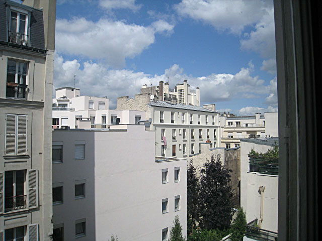 Je regarde à la fenêtre