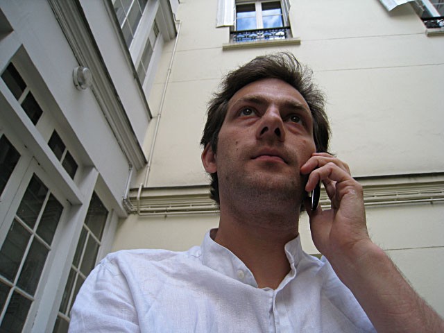 Je suis au téléphone avec Charlotte