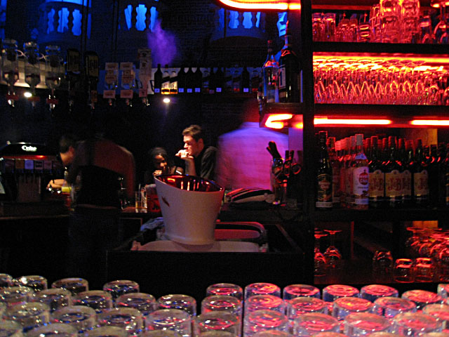 Je vais au bar
