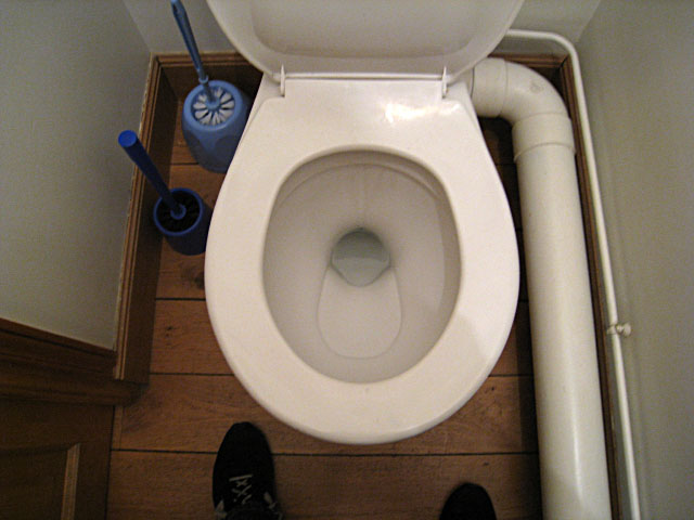 Je vais aux toilettes