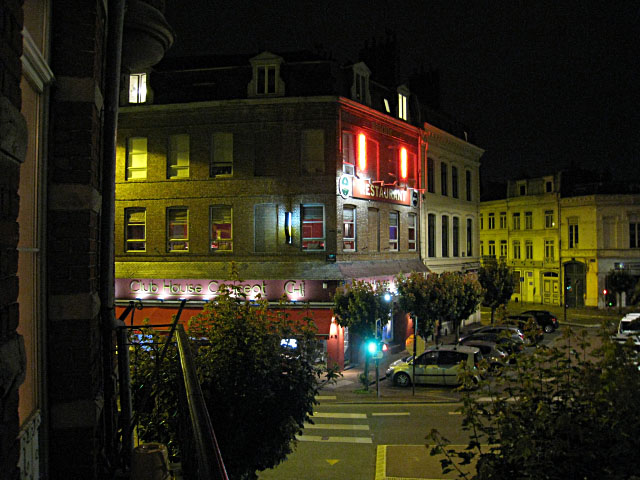 Je regarde à la fenêtre