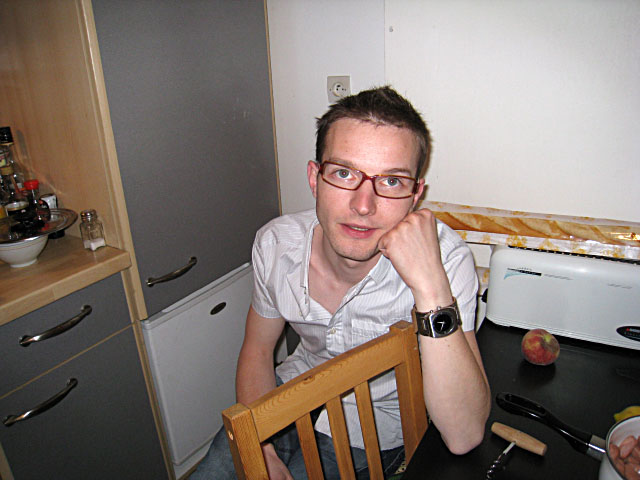 Je discute avec un monsieur dans la cuisine