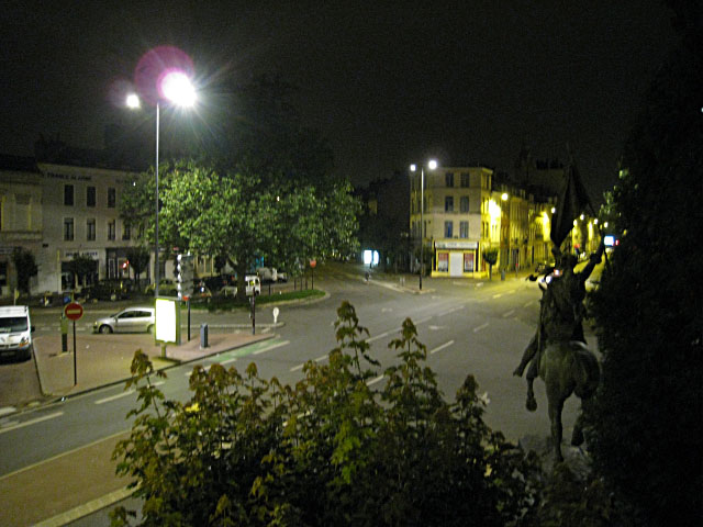 Je regarde à la fenêtre