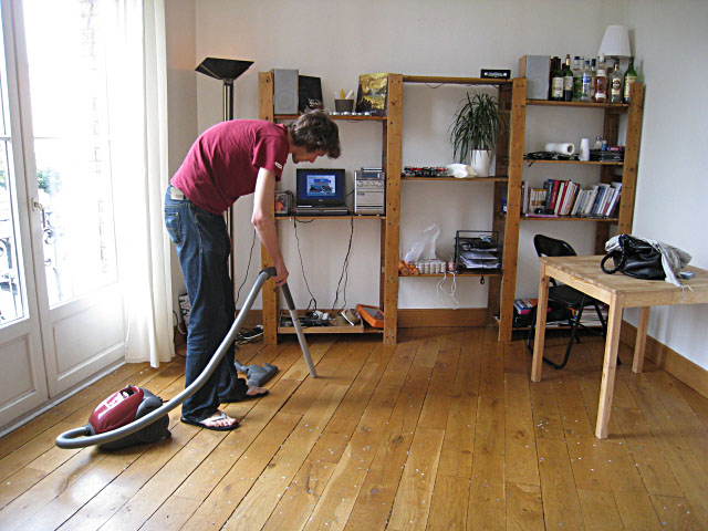 Kim passe l'aspirateur