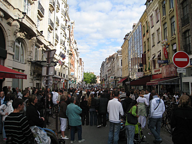 Les rues se remplissent