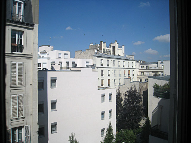 Je regarde à la fenêtre