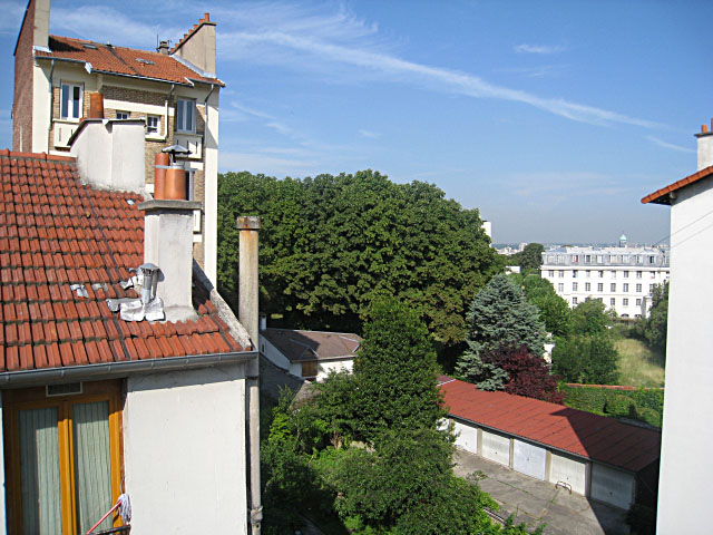 Je regarde à la fenêtre