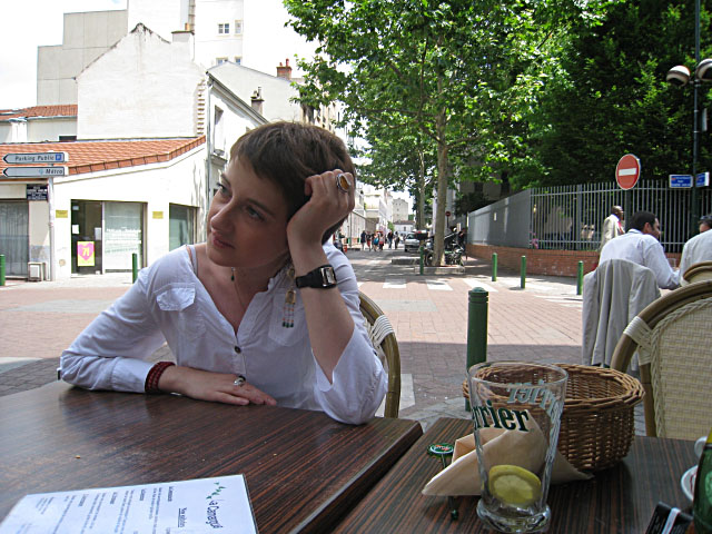 Nous nous installons en terrasse