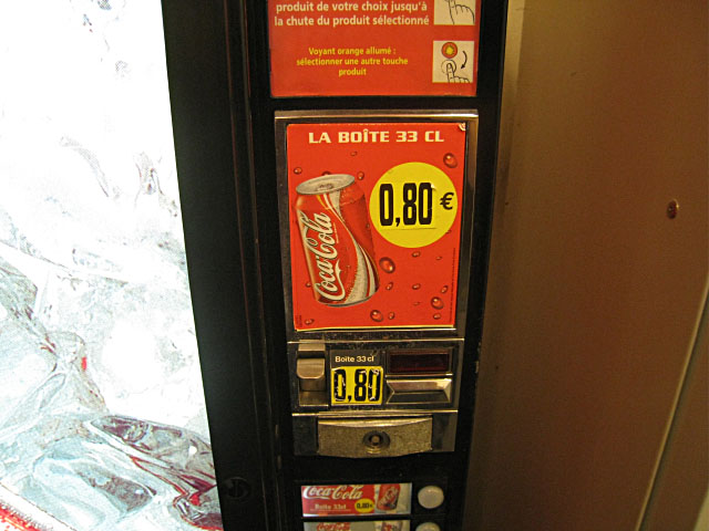 Je prends un coca au distributeur