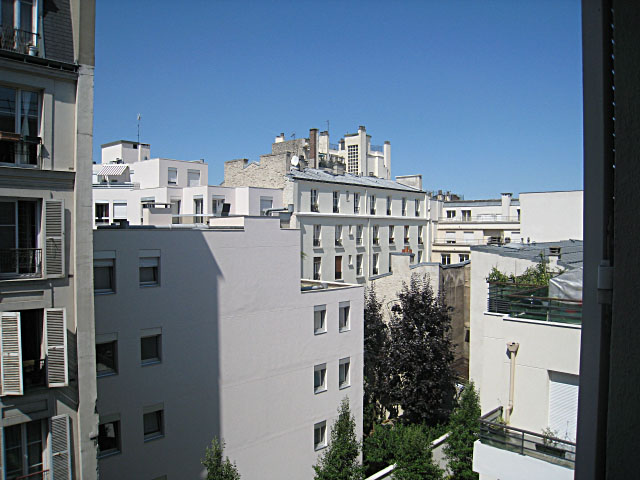 Je regarde à la fenêtre