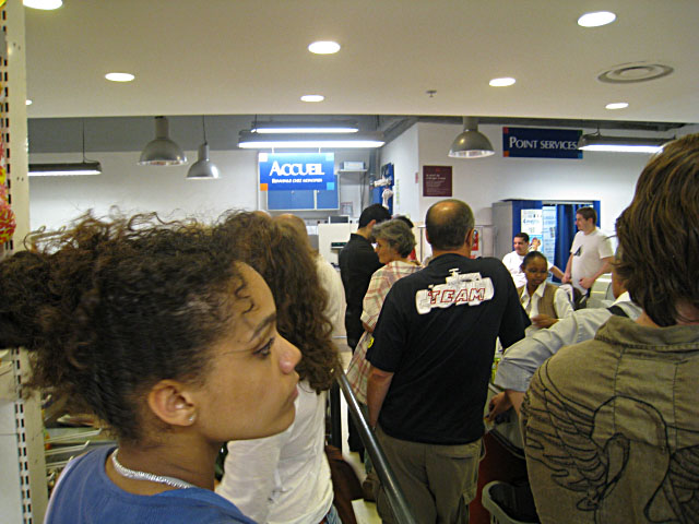 Je fais la queue à la caisse