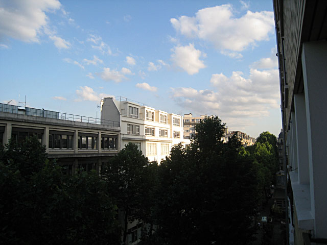 Je regarde à la fenêtre