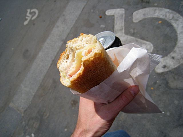 Je mange un sandwich
