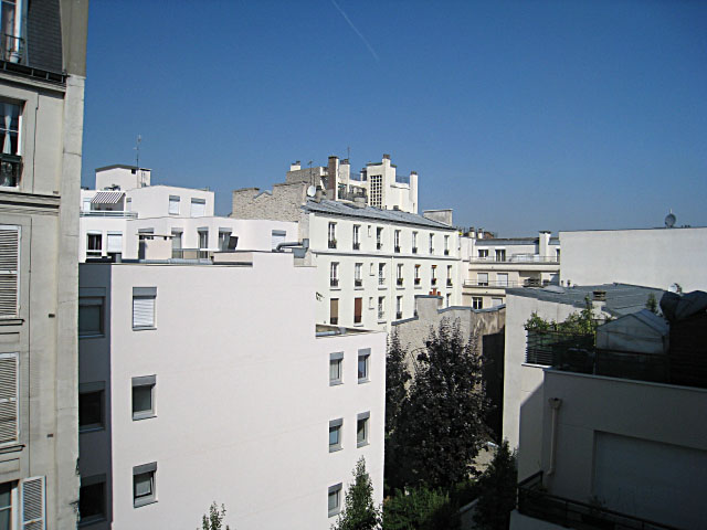 Je regarde à la fenêtre