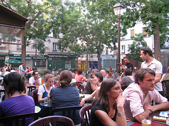 Nous nous installons en terrasse