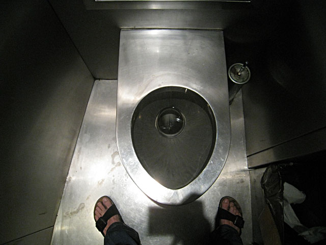 Je vais aux toilettes