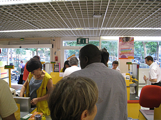 Je fais la queue à la caisse