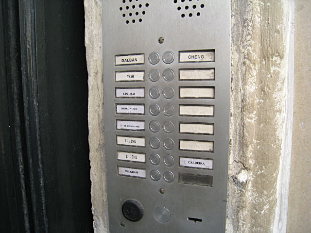 Je sonne à l'interphone