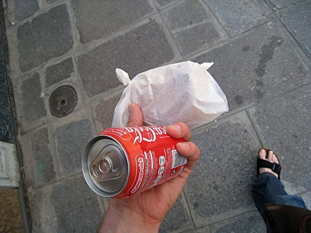 J'achète un coca et un chausson aux pommes