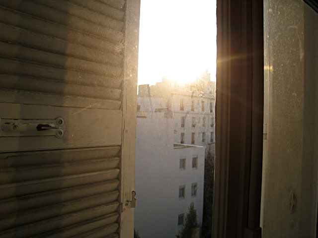 Je regarde à la fenêtre