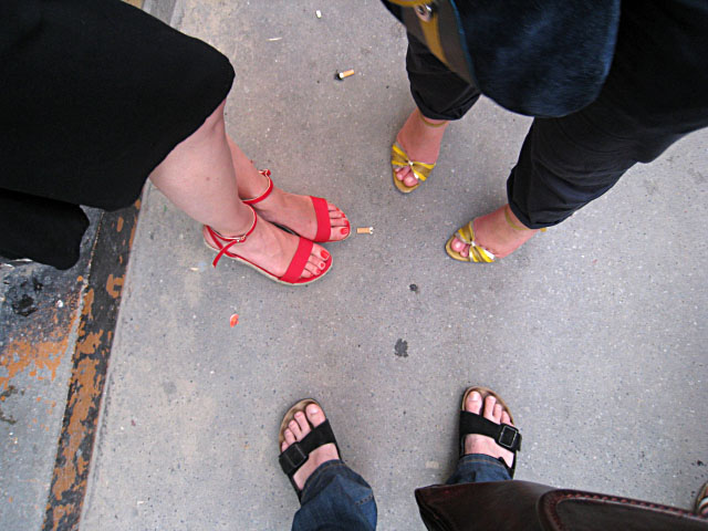 Je regarde mes pieds