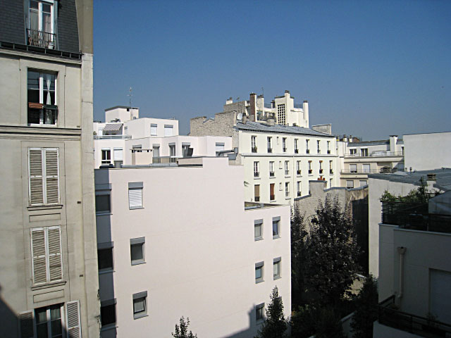Je regarde à la fenêtre