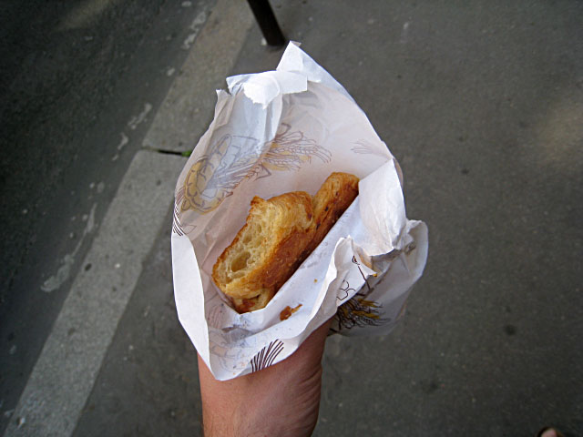 Je mange un croissant