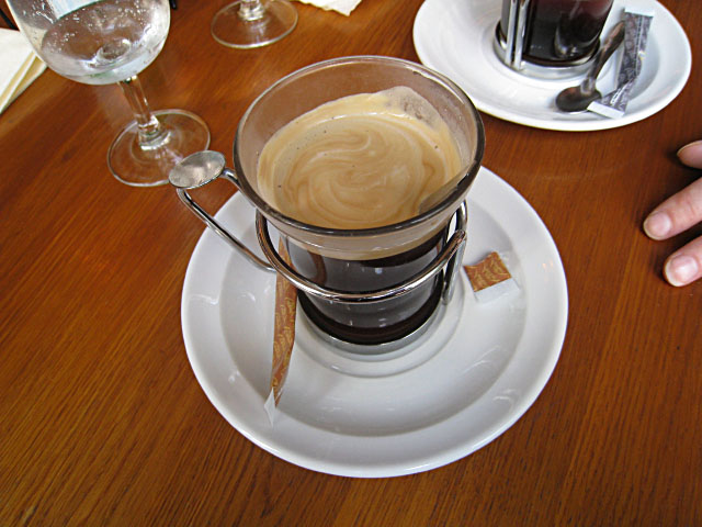 Je bois un café