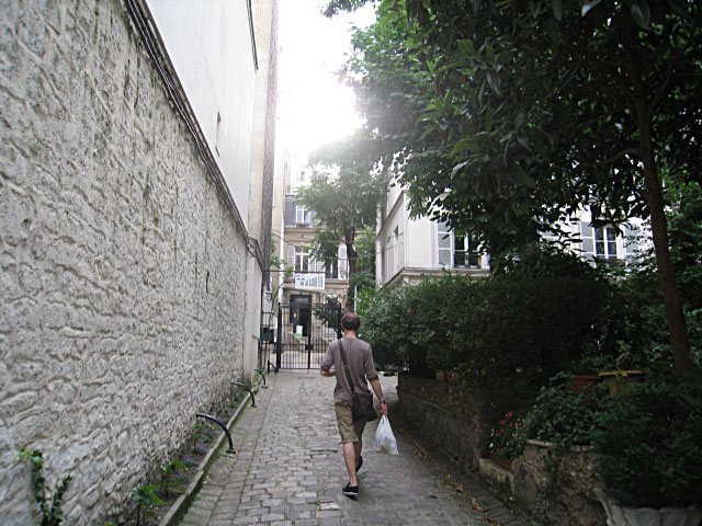 J'entre dans la cour