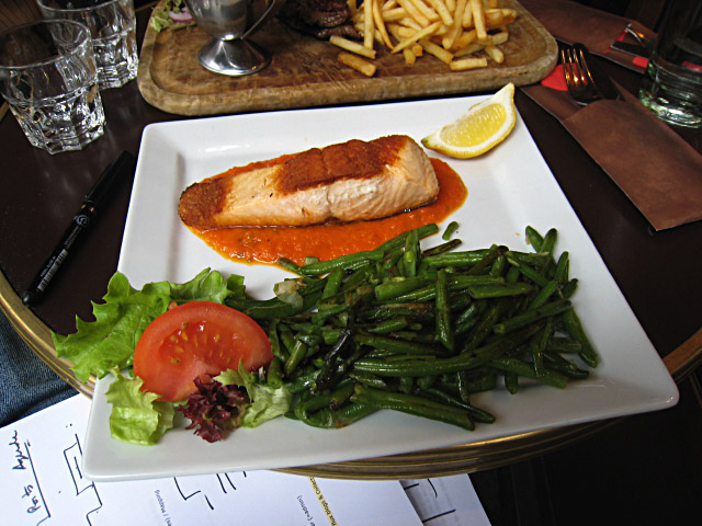 Nous nous installons sur la terrasse. Je mange