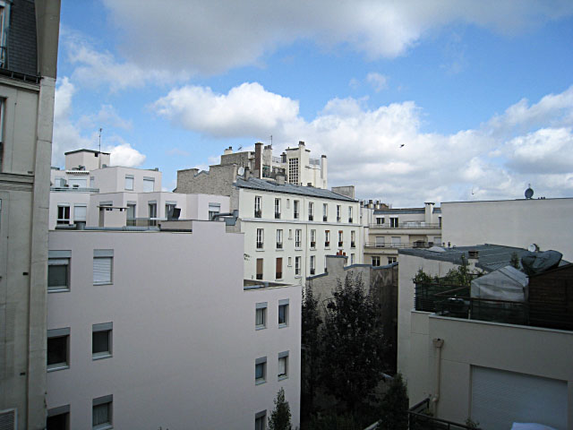 Je regarde à la fenêtre