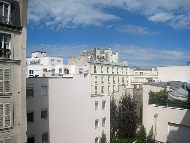 Je regarde à la fenêtre