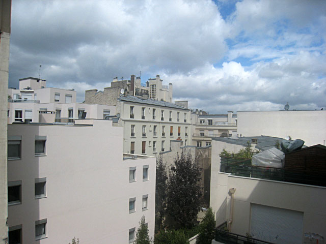 Je regarde à la fenêtre