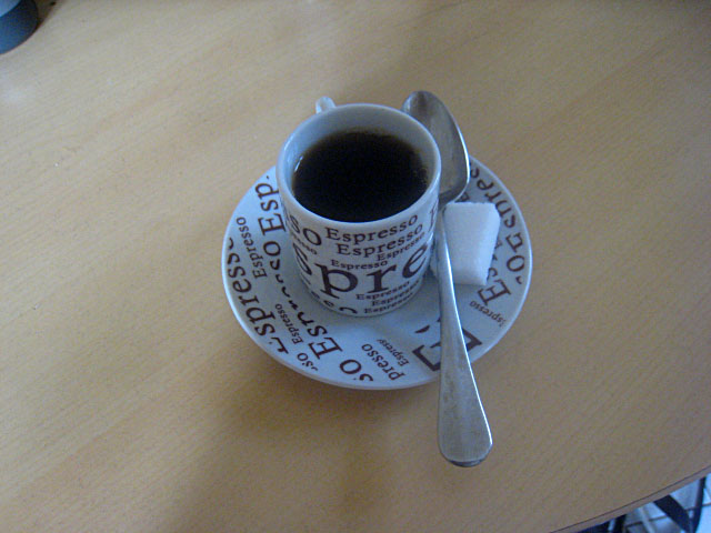 Je bois un café
