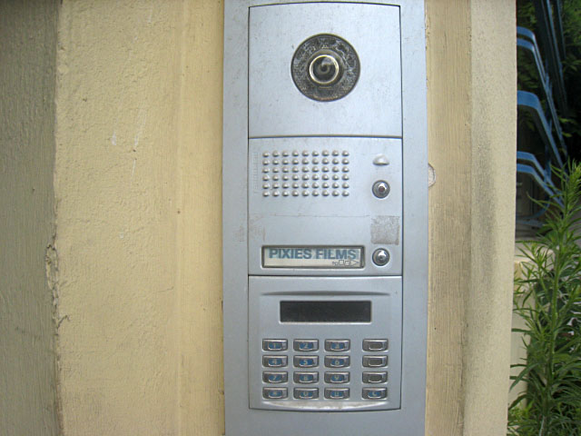 Je sonne à l'interphone