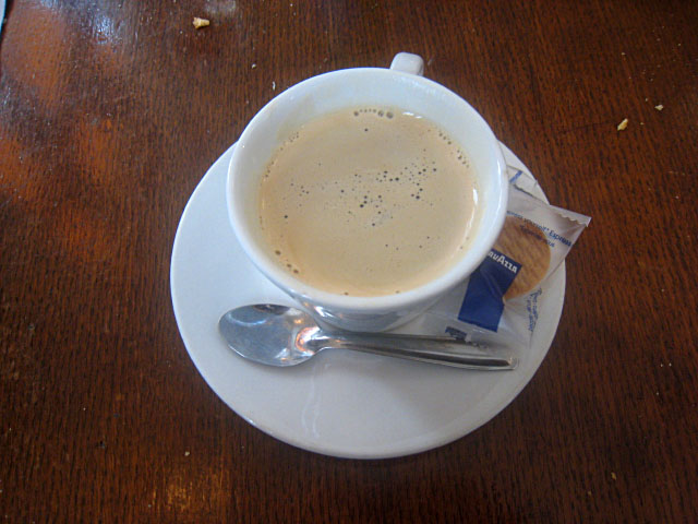 Je bois un café