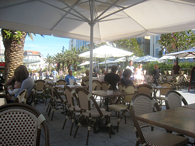 Nous nous installons en terrasse
