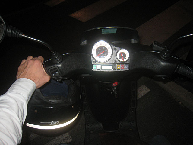 Nous grimpons sur le scooter